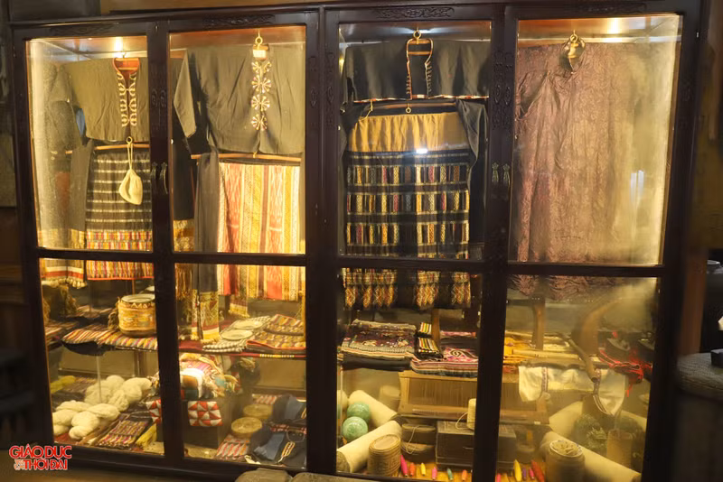 Ông Phúc làm tủ trưng bày các hiện vật quý hiếm, có giá trị văn hóa như: Trang phục, đồ tế khí, văn tự cổ… của đồng bào Thái. (Ảnh: Phạm Tâm) Chiêm ngưỡng 'bảo tàng' dân tộc Thái ở miền Tây xứ Nghệ