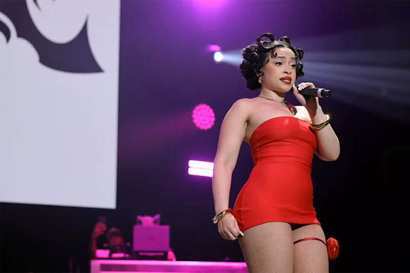 Rapper người Mỹ Ice Spice thể hiện sự quyến rũ khi nhập vai Betty Boop với mái tóc đen xoăn và màu son đỏ đậm. 10 trang phục Halloween đẹp bất ngờ của sao thế giới