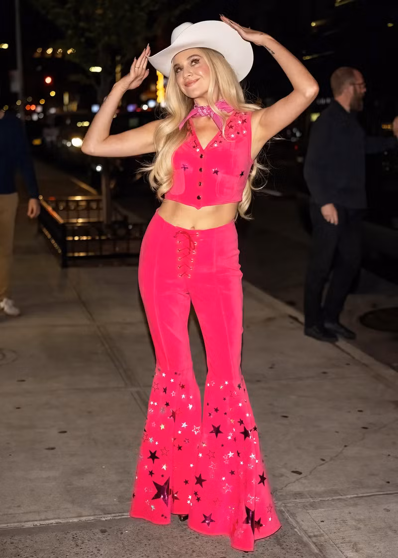 Ca sĩ người Mỹ Kelsea Ballerini đã có lựa chọn táo bạo với hình tượng nàng cao bồi màu hồng của Barbie, ôm trọn phong cách và sự quyến rũ của thương hiệu búp bê lừng danh thế giới. 10 trang phục Halloween đẹp bất ngờ của sao thế giới