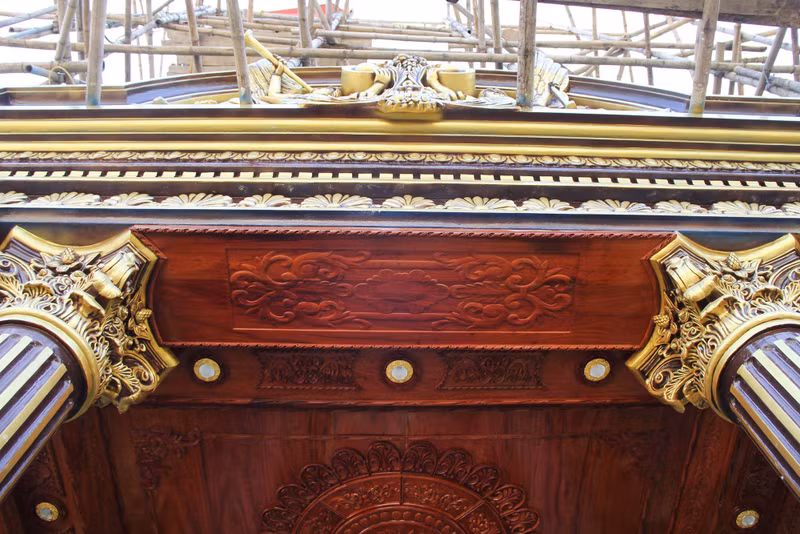 Sau nhiều năm tích góp, năm 2004, vợ chồng anh mua lô đất bên Quốc lộ 7A, mở xưởng kinh doanh thu mua sắt vụn, buôn bán phụ tùng ô tô các loại. (Ảnh: Phạm Tâm). Cận cảnh lâu đài hơn 70 tỷ của đại gia 'đồng nát' ở Nghệ An