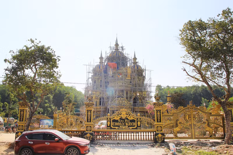 Cận cảnh lâu đài hơn 70 tỷ của đại gia 'đồng nát' ở Nghệ An