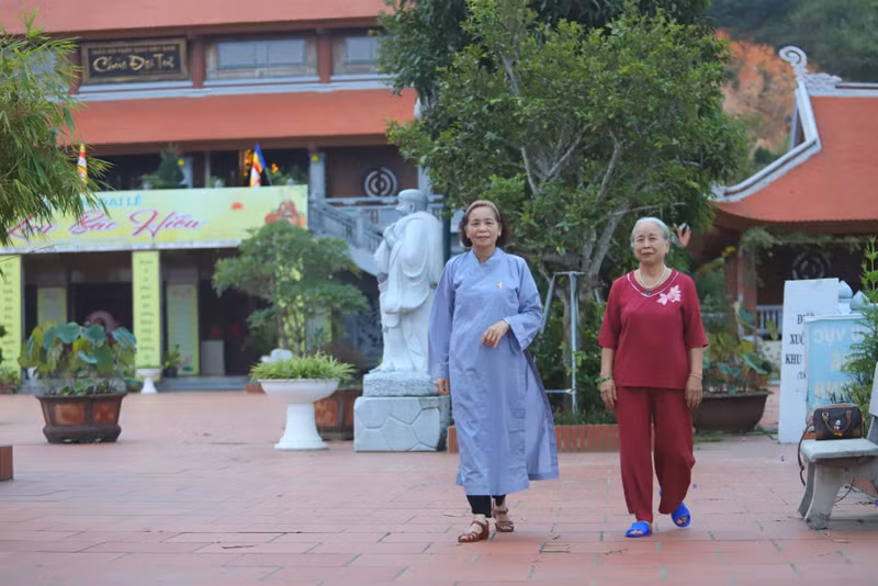 Đến chùa lễ bái và vãn cảnh, du khách được hòa mình trong không gian trong lành, tĩnh mịch, là dịp để hiểu hơn về lịch sử của dân tộc. (Ảnh: Phạm Tâm) Ngôi chùa nghìn năm hùng vĩ trên núi Đại Huệ