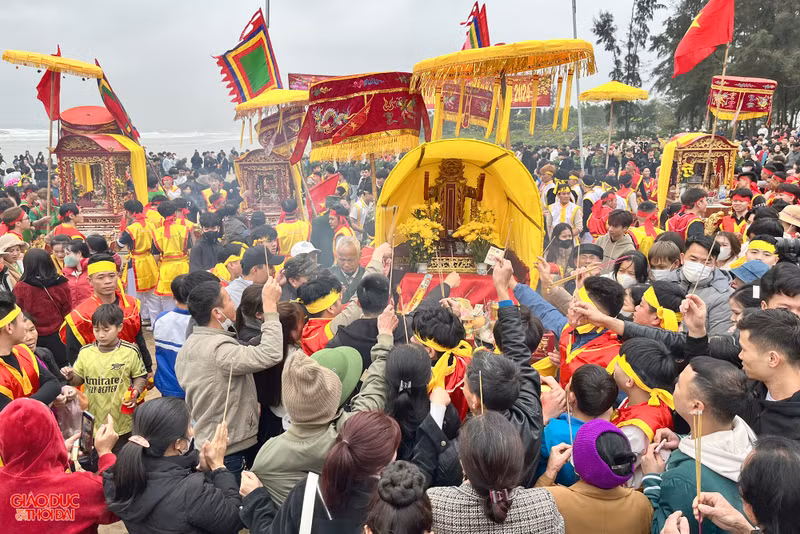 Trai làng biển hợp sức tung kiệu để cầu mưa thuận gió hòa