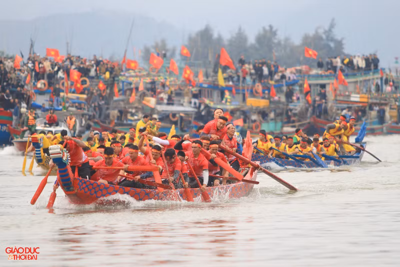 Trai làng biển hợp sức tung kiệu để cầu mưa thuận gió hòa