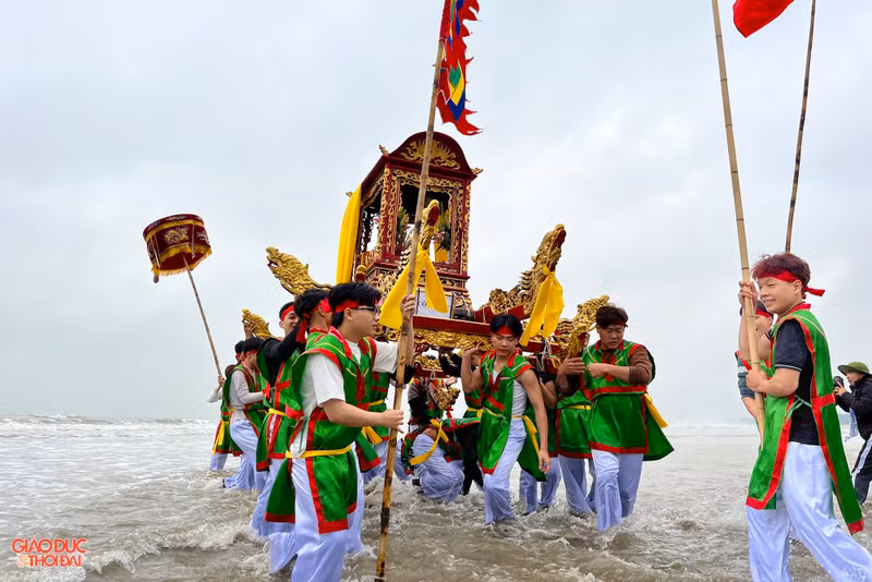 Trai làng biển hợp sức tung kiệu để cầu mưa thuận gió hòa