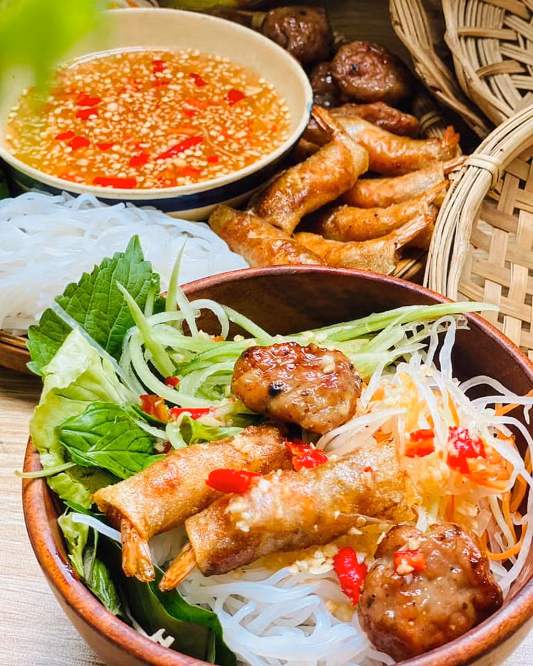 Vợ đảm khoe mâm cơm hấp dẫn khiến chồng đi đâu cũng muốn về nhà