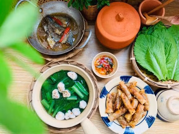 Vợ đảm khoe mâm cơm hấp dẫn khiến chồng đi đâu cũng muốn về nhà