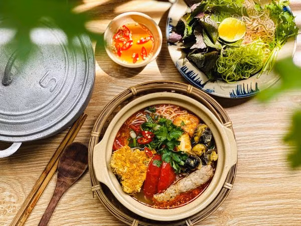 Vợ đảm khoe mâm cơm hấp dẫn khiến chồng đi đâu cũng muốn về nhà