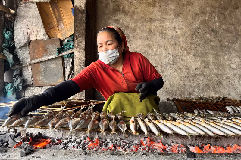 Những ngày cuối năm, các tiểu thương ở làng chài phường Nghi Thủy (TX Cửa Lò, Nghệ An) lại tất bật với những mẻ cá nướng. (Ảnh: Phạm Tâm) Nghề nướng cá biển ở Nghệ An đắt khách dịp cuối năm