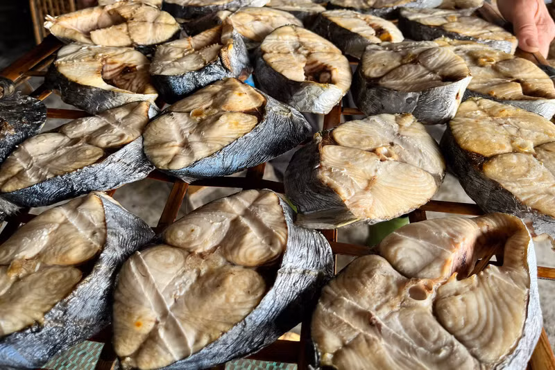 Cá nướng xong có bề ngoài có màu vàng thẫm, thịt chín tới, thớ thịt màu trắng, dậy mùi thơm phức. (Ảnh: Phạm Tâm) Nghề nướng cá biển ở Nghệ An đắt khách dịp cuối năm