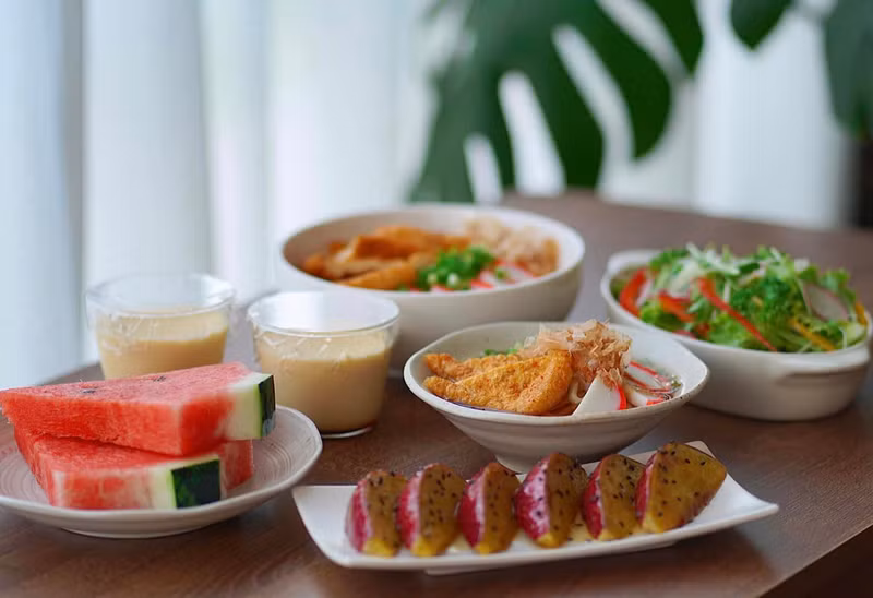 Udon, salad,khoang lang bơ mật ong, bánh flan, dưa hấu. Mâm cơm 'điểm 10' của nàng dâu Việt trên đất Nhật gây sốt