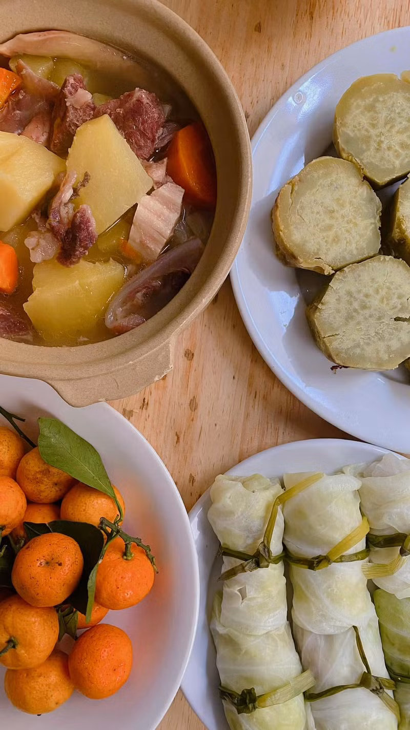 Canh khoai tây gân bò, bắp cải cuộn thịt, khoai lang, quýt, Gợi ý 15 mâm cơm sinh viên ngon, bổ, rẻ lại dễ nấu