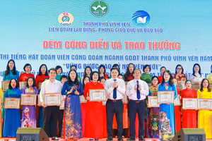 Giám đốc Sở GD&ĐT Vĩnh Phúc Nguyễn Phú Sơn, Bí thư Thành uỷ Vĩnh Yên Nguyễn Trung Hải (thứ 2 và 3 từ phải qua) cùng Chủ tịch LĐLĐ tỉnh Vĩnh Phúc trao giấy khen cho các tập thể, cá nhân tham gia Hội thi.