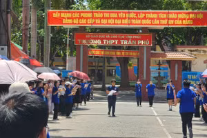 Những thí sinh đầu tiên hoàn thành bài thi tại Hội đồng coi thi Trường THPT Trần Phú, Vĩnh Yên, Vĩnh Phúc.