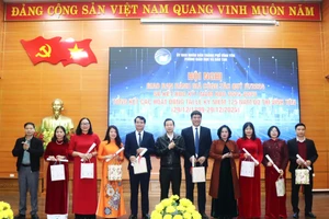 Phó Chủ tịch UBND thành phố Vĩnh Yên và Trưởng Phòng GD&ĐT khen thưởng các cá nhân, tập thể có thành tích.