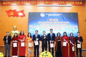 Phó Chủ tịch UBND thành phố Vĩnh Yên và Trưởng Phòng GD&ĐT khen thưởng các cá nhân, tập thể có thành tích.
