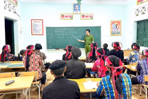 Cán bộ Công an xã Bạch Đích, tỉnh Tuyên Quang giảng dạy tại lớp xóa mù chữ.