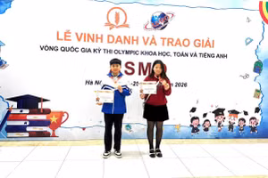 Em Nguyễn Nhật Hoàng và Trần Thị Thanh Tú, lớp 7B - Huy chương Đồng Toán quốc tế ASMO.