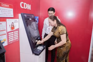 Khách hàng trải nghiệm dịch vụ Autobank CDM tại Agribank chi nhánh Vĩnh Phúc II.