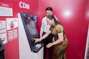 Khách hàng trải nghiệm dịch vụ Autobank CDM tại Agribank chi nhánh Vĩnh Phúc II.