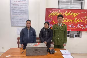 Chỉ Thảo vui mừng nhận lại chiếc hòm sắt chưa tiền, vàng của mình. Ảnh: Công an tỉnh Tuyên Quang