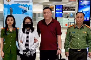 Lực lượng Công an bắt giữ đối tượng Hà Thị Ban tại Cảng hàng không quốc tế Nội Bài.