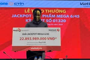 Ông V.V.M nhận giải Jackpot xổ số tự chọn Mega 6/45. Ảnh: Vietlott
