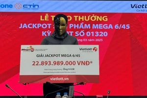 Ông V.V.M nhận giải Jackpot xổ số tự chọn Mega 6/45. Ảnh: Vietlott