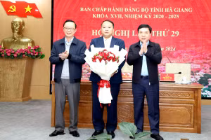 Lãnh đạo Tỉnh uỷ Hà Giang tặng hoa chúc mừng ông Phan Huy Ngọc.