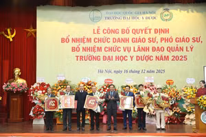 Phó Chủ tịch UBND tỉnh Nguyễn Huy Ngọc (đứng thứ 3 từ phải sang) nhận Quyết định bổ nhiệm chức danh Giáo sư của Trường Đại học Y Dược.