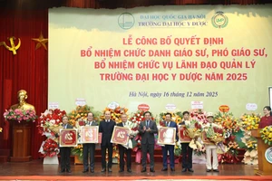 Phó Chủ tịch UBND tỉnh Nguyễn Huy Ngọc (đứng thứ 3 từ phải sang) nhận Quyết định bổ nhiệm chức danh Giáo sư của Trường Đại học Y Dược.
