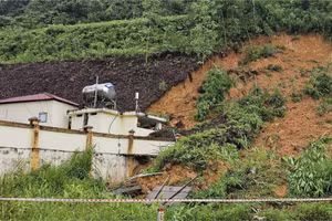 Sạt lở đất tràn vào khuôn viên trụ sở UBND xã Trung Sơn.