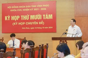 Giám đốc Sở GD&ĐT Vĩnh Phúc Nguyễn Phú Sơn trình bày dự thảo Nghị quyết miễn giảm học phí tại kỳ họp.