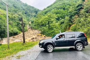 Sạt lở đất trên tuyến ĐT.177 gây ách tắc cục bộ trong khoảng thời gian ngắn.