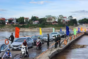 Người dân đi qua sông trước giờ cắt cầu phao.