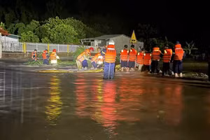 Công an giải cứu người bị mắc kẹt do mưa lũ ở Vĩnh Phúc.