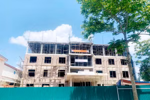 Công trình Khoa khám, chữa bệnh và điều trị Bệnh viện Đa khoa huyện Quản Bạ phấn đấu hoàn thành vào ngày 31/5.