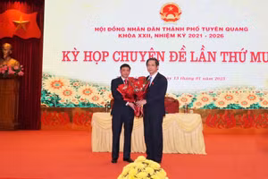 Ông Phạm Quốc Chương (trái) được bầu giữ chức Chủ tịch UBND TP Tuyên Quang.