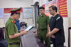 Công an Tuyên Quang tống đạt quyết định đối với Vũ Đại Thảo. Ảnh: Công an tỉnh Tuyên Quang