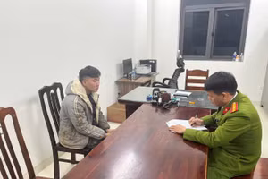 Công an làm việc với Linh. (Ảnh: Công an tỉnh Tuyên Quang)