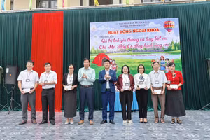 Lãnh đạo UBND xã Sơn Đông và lãnh đạo nhà trường khen thưởng giáo viên có thành tích.