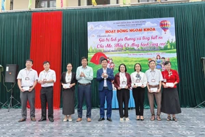 Lãnh đạo UBND xã Sơn Đông và lãnh đạo nhà trường khen thưởng giáo viên có thành tích.