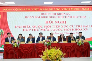 Phó Thủ tướng Bùi Thanh Sơn và lãnh đạo tỉnh Phú Thọ tiếp xúc cử tri sau Kỳ họp Quốc hội.