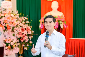 Bí thư Tỉnh ủy Dương Văn An phát biểu trong ngày khai giảng năm học mới tại Trường THCS Khai Quang (Vĩnh Yên).