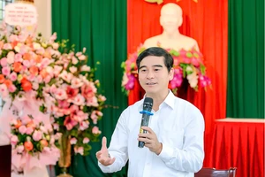 Bí thư Tỉnh ủy Dương Văn An phát biểu trong ngày khai giảng năm học mới tại Trường THCS Khai Quang (Vĩnh Yên).