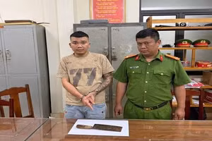 Dương Hữu Ninh và hung khí gây án. Ảnh: Công an tỉnh Phú Thọ.