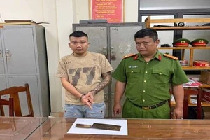 Dương Hữu Ninh và hung khí gây án. Ảnh: Công an tỉnh Phú Thọ.