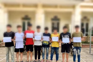 Nhóm thanh thiếu niên mang hung khí, gây rối trật tự công cộng bị triệu tập. Ảnh: Công an tỉnh Phú Thọ