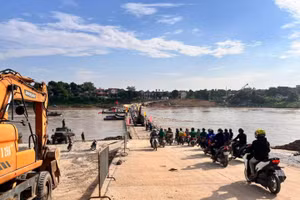 Từ sáng 7/7, người dân có thể tiếp tục qua cầu phao Phong Châu.