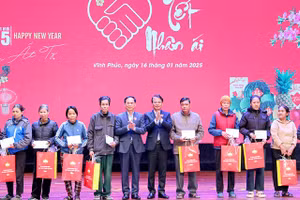 Phó Thủ tướng Chính phủ Bùi Thanh Sơn và Bí thư Tỉnh ủy Vĩnh Phúc Đặng Xuân Phong trao quà tặng các hộ gia đình có hoàn cảnh khó khăn.